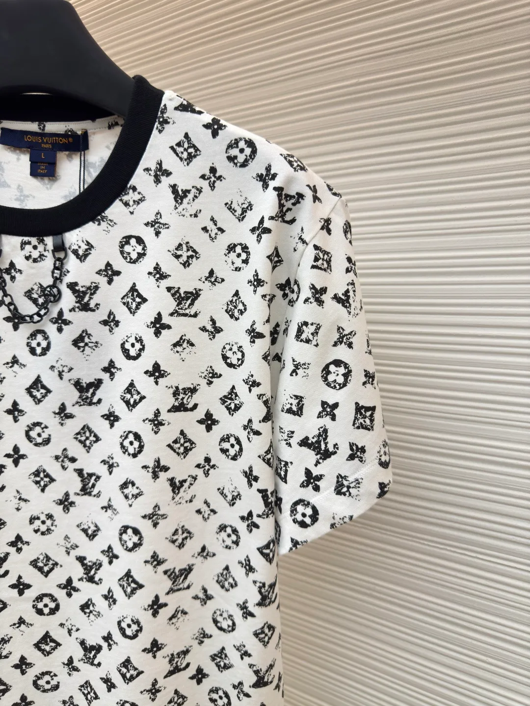 LOUIS VUITTON full printed logo short sleeves [women's clothing] ●Item number: 1680361-A15 ●Fabric: pure cotton fabric ●Technology: printing production ●Version: fitted version ●Weight: about 210 grams ●Size: S-M-L ●Description: 25 spring and summer new short sleeves 8900 purchased Zp dismantling and making, custom-woven and dyed Peruvian ROW imperial fabric. It truly uses 100% pure cotton yarn to weave and ship the fabric according to the version. You can zoom in on the process to see the details, except that the restoration degree is close to 98 or above. The workmanship is also invincible. It is truly restored and you can just buy it with your eyes closed. The overall wiring is straight and delicate, the fabric is comfortable and soft, and the color is consistent without color difference. It can be matched with the same style to create a fashionable look and control various occasions. Customized accessories, complete with three standards, same style for men and women!